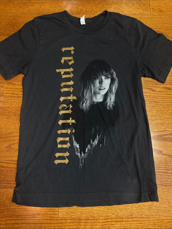 Taylor Swift Tops - Taylor Swift Reputation Tour tshirt sz Medium/ Small